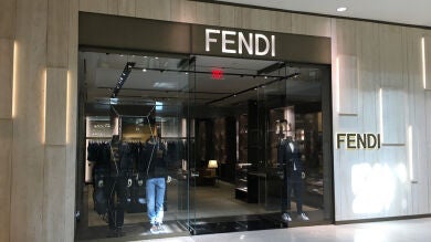 Una bufanda de Fendi desata una gran polémica por su parecido con una vulva