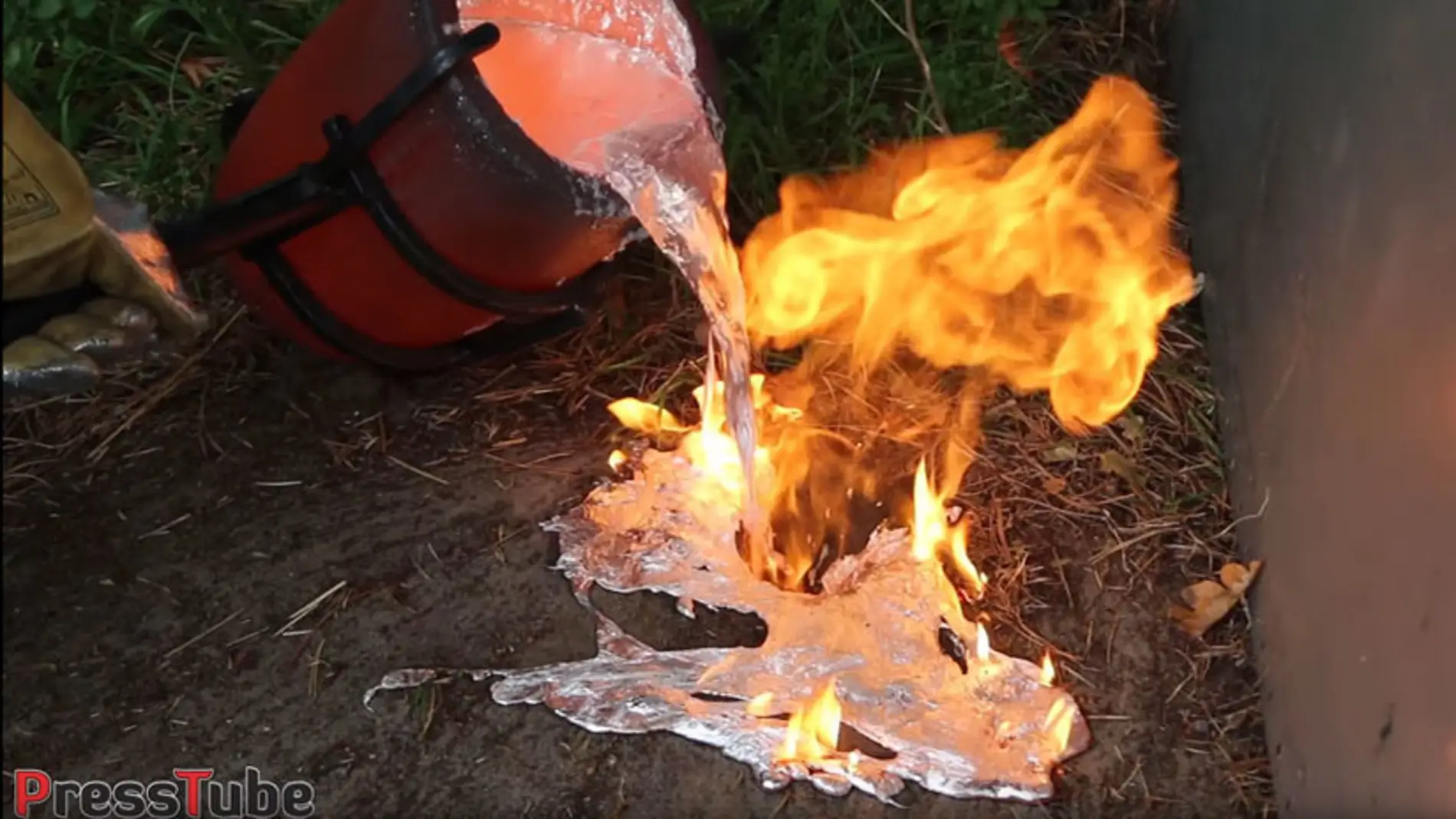 ¿Qué pasa si echas aluminio fundido sobre un nido de avispas?