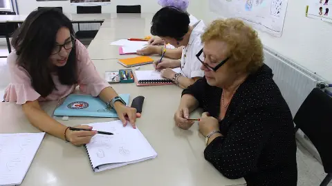 Abuelas aprendiendo a leer Abuelas aprendiendo a leer