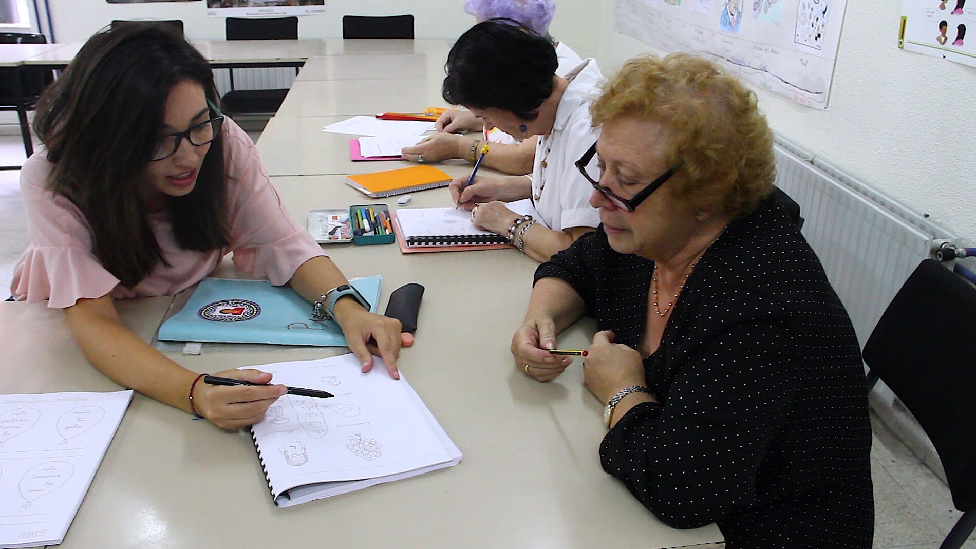 Abuelas aprendiendo a leer