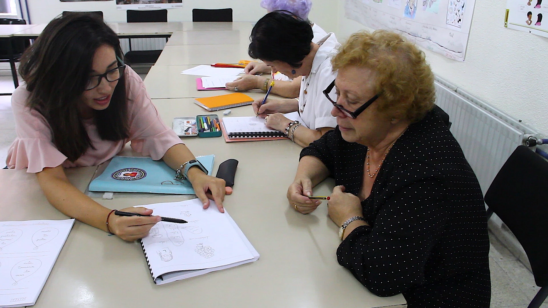 Abuelas aprendiendo a leer Abuelas aprendiendo a leer