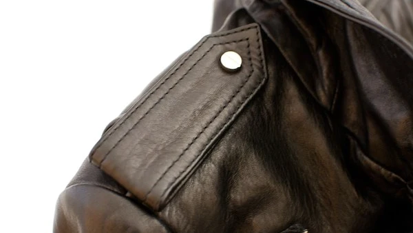 Detalle de una cazadora de cuero Detalle de una cazadora de cuero
