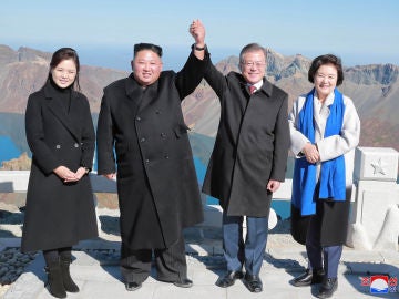 Los l&iacute;deres de Corea del Norte y Corea del Sur, Kim Jong Un y Moon Jae-in, junto a sus esposas