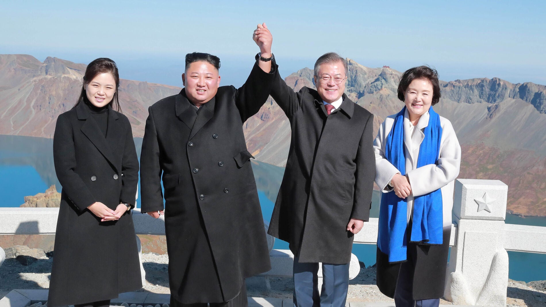 Los l&iacute;deres de Corea del Norte y Corea del Sur, Kim Jong Un y Moon Jae-in, junto a sus esposas