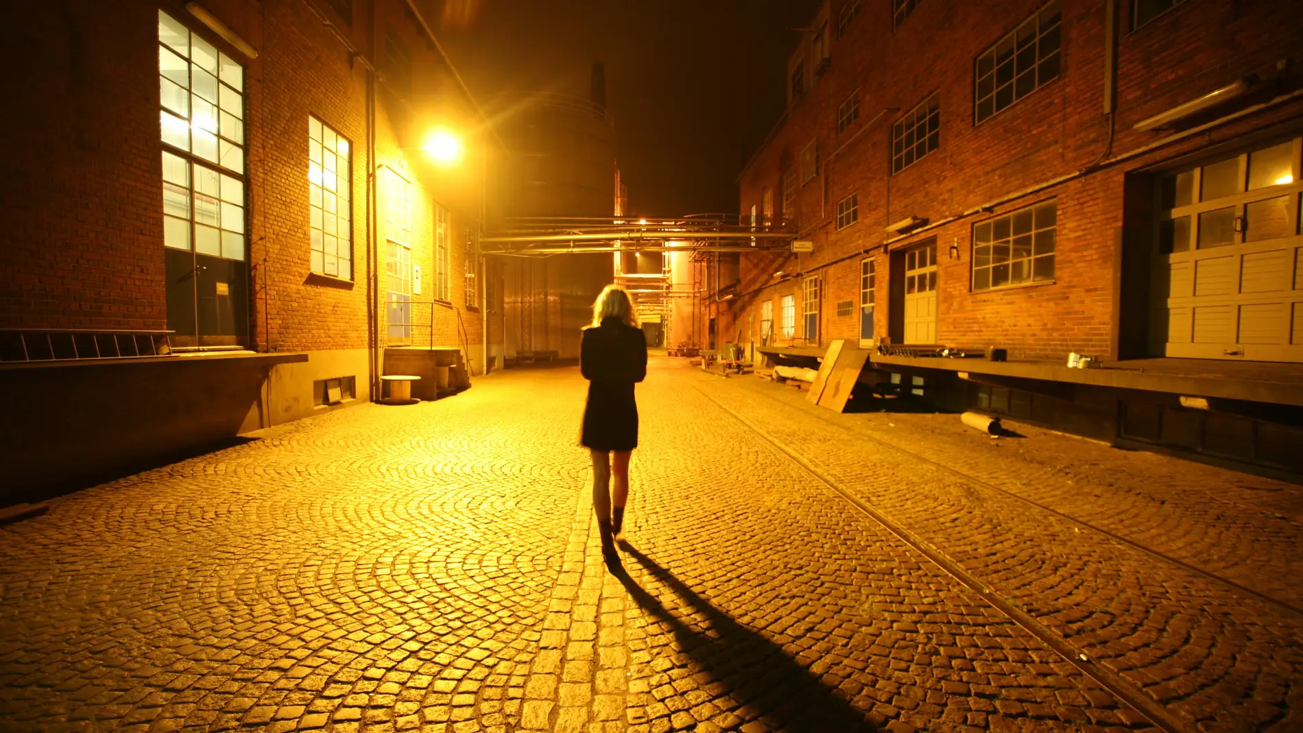 Una chica camina sola por la calle
