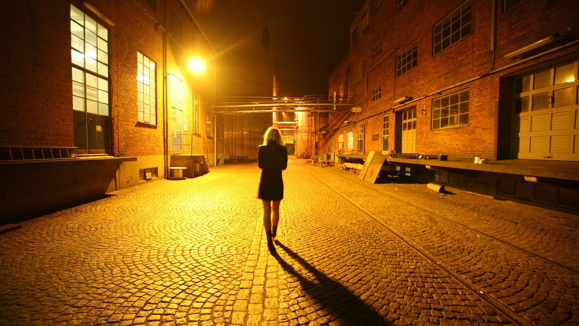 Una chica camina sola por la calle