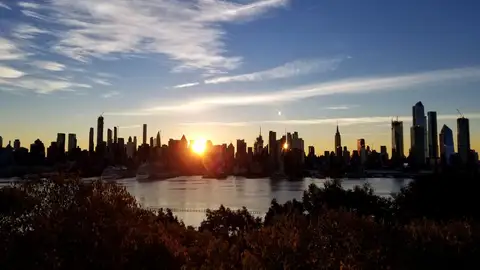 Amanece en Nueva York (19-11-2018) El sol sale por Manhattan, en Nueva York