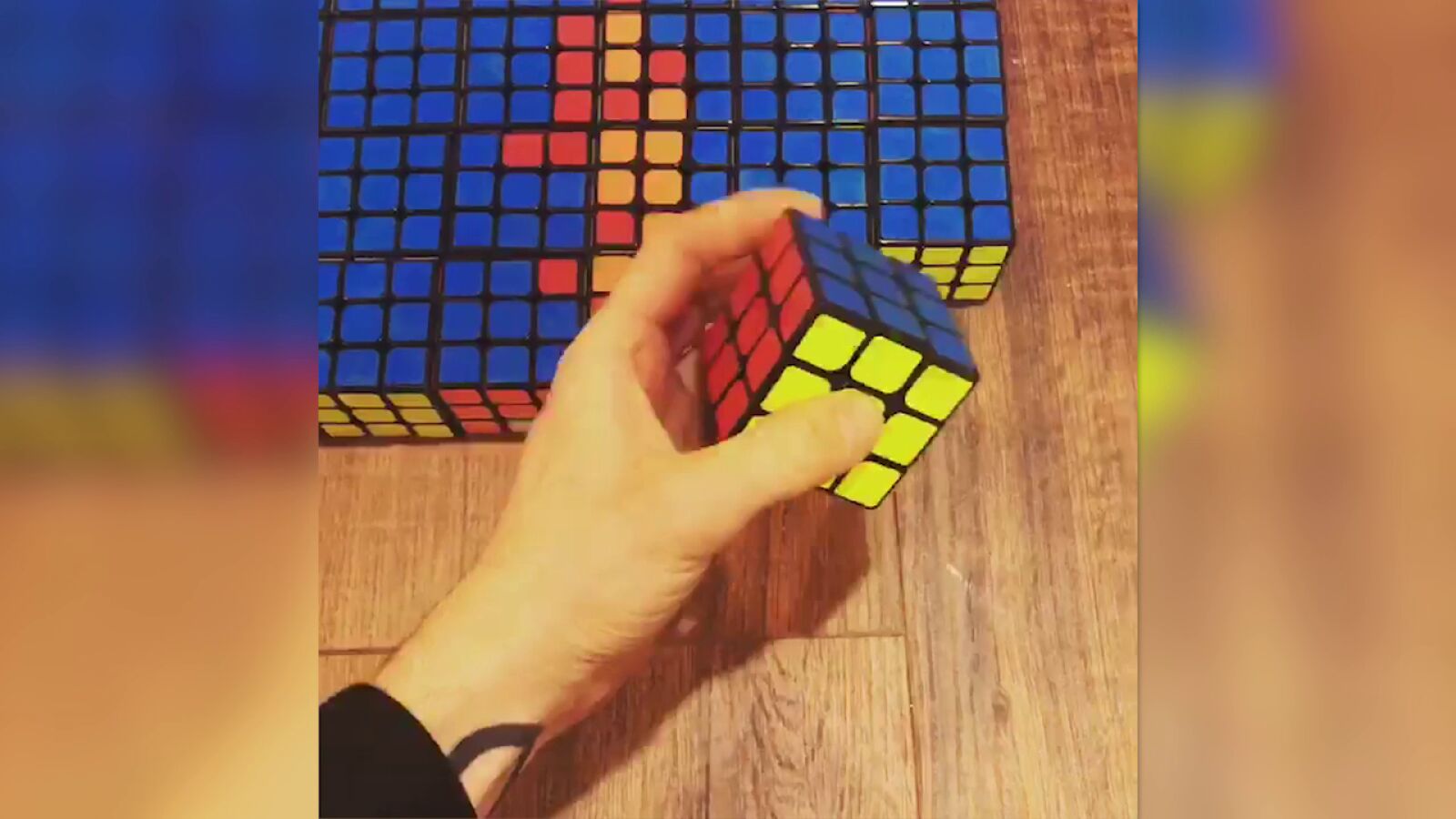 VÍDEO: Juntó más de 700 cubos de Rubik y todos alucinaron cuando se alejó la cámara