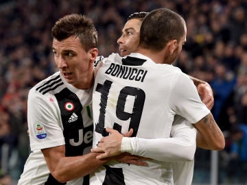Cristiano Ronaldo celebra su gol contra el SPAL junto a sus compa&ntilde;eros