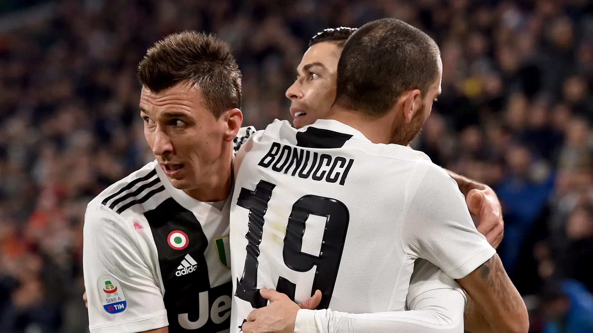 Cristiano Ronaldo celebra su gol contra el SPAL junto a sus compañeros