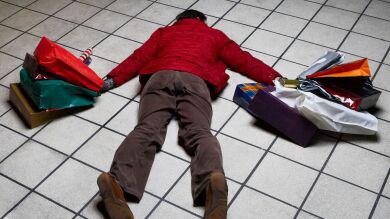 Ellas van de compras y ellos esperan durante horas: @miserable_men es la cuenta de Instagram que fotografía esta realidad