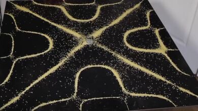 Las distintas notas tocadas con el arco de un violín crean increíbles formas geométricas como por arte de magia