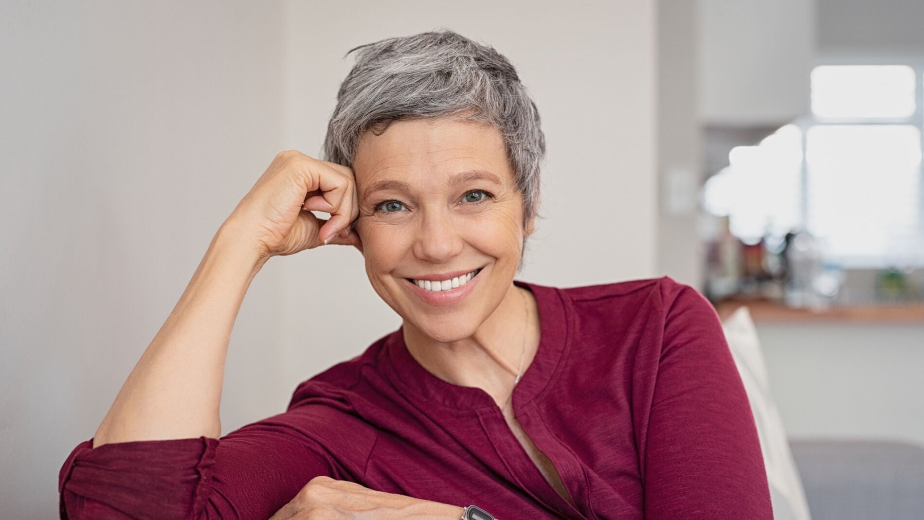 Mujer con pelo canoso