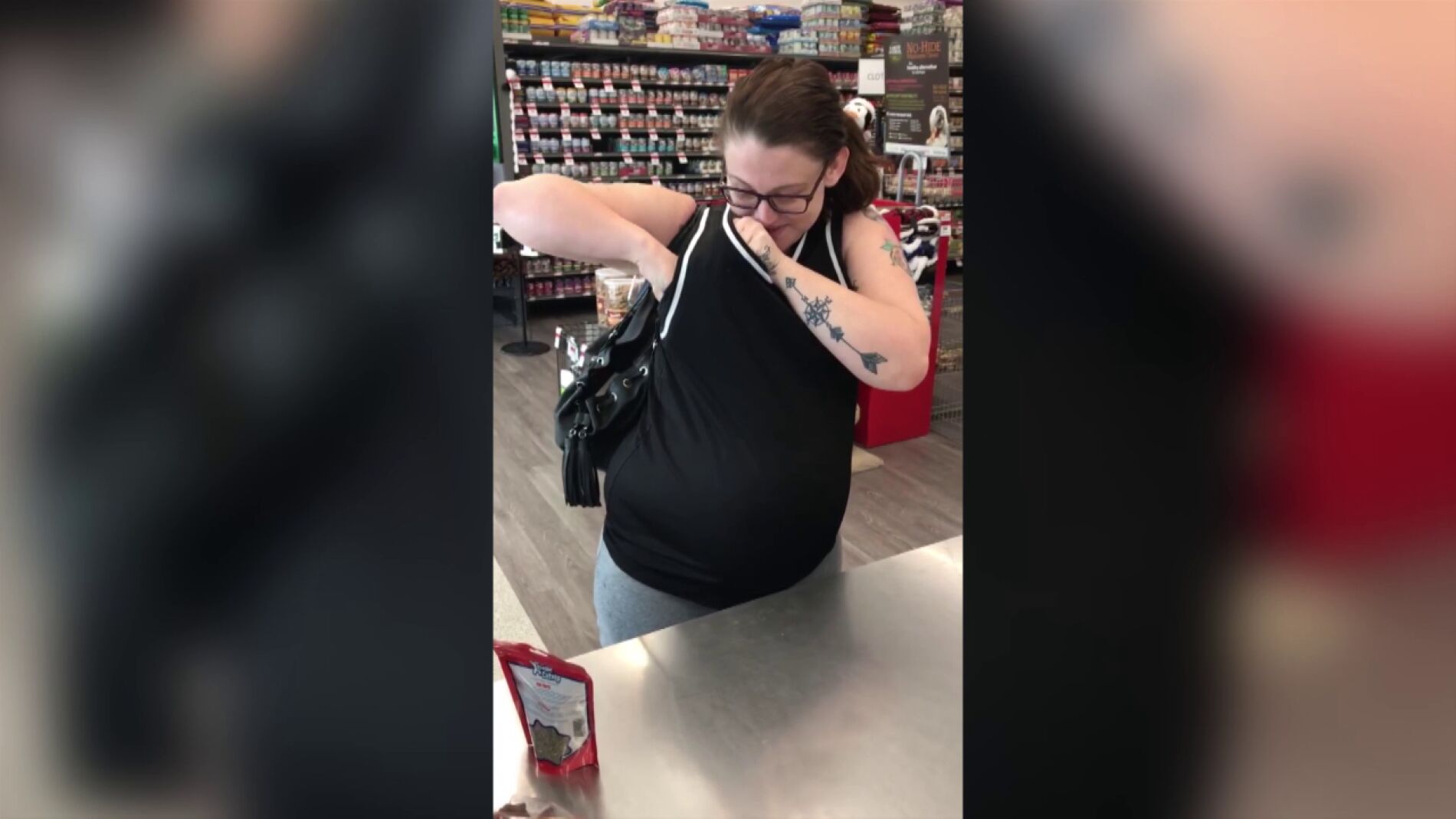 Clienta se saca dos ratas del sujetador