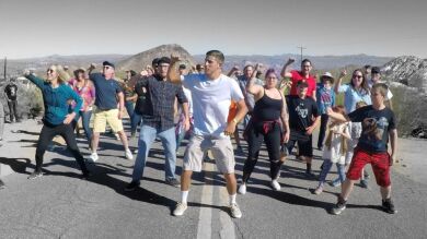 Viaja por todo el mundo para bailar con 1000 personas distintas y crear el vídeo más espectacular 