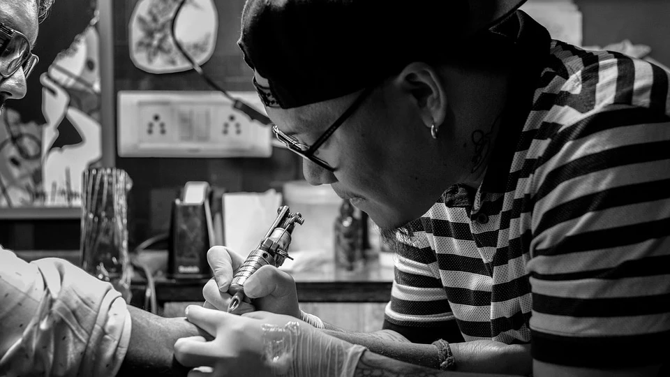 Tatuador (Foto de archivo) Tatuador (Foto de archivo)