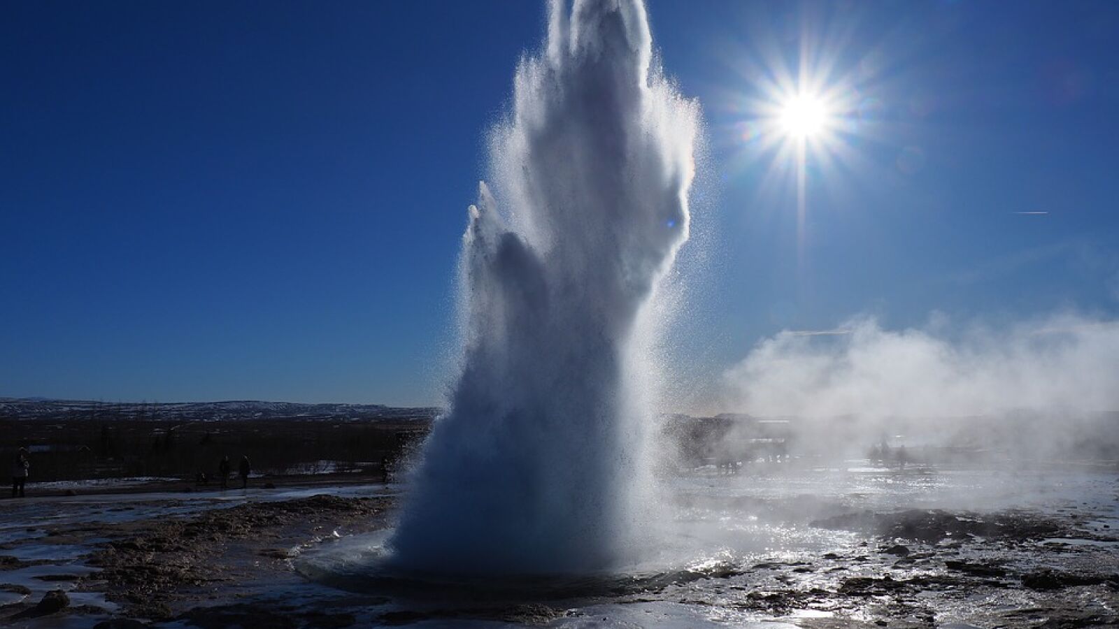 Graban la erupción de un géiser en Islandia a cámara superlenta 