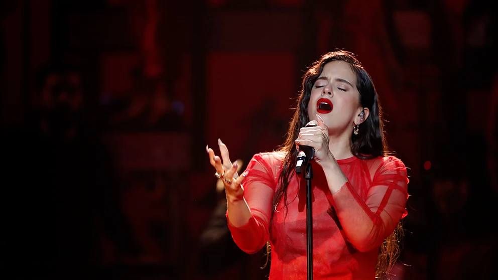 Rosalía en su actuación musical en los Goya 2019