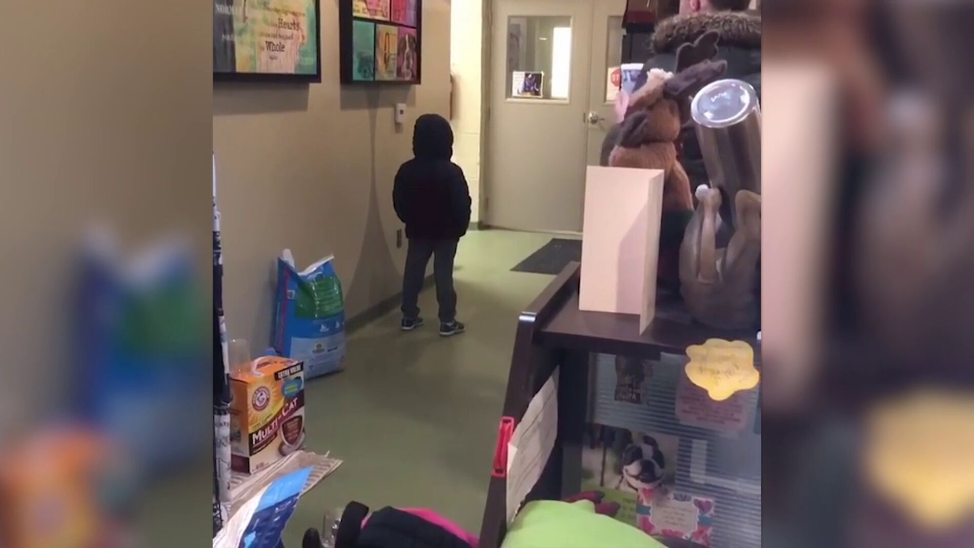 Ni&ntilde;o recibe una sorpresa