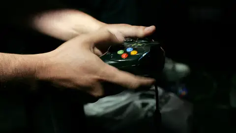Adolescente jugando a un videojuego Adolescente jugando a un videojuego