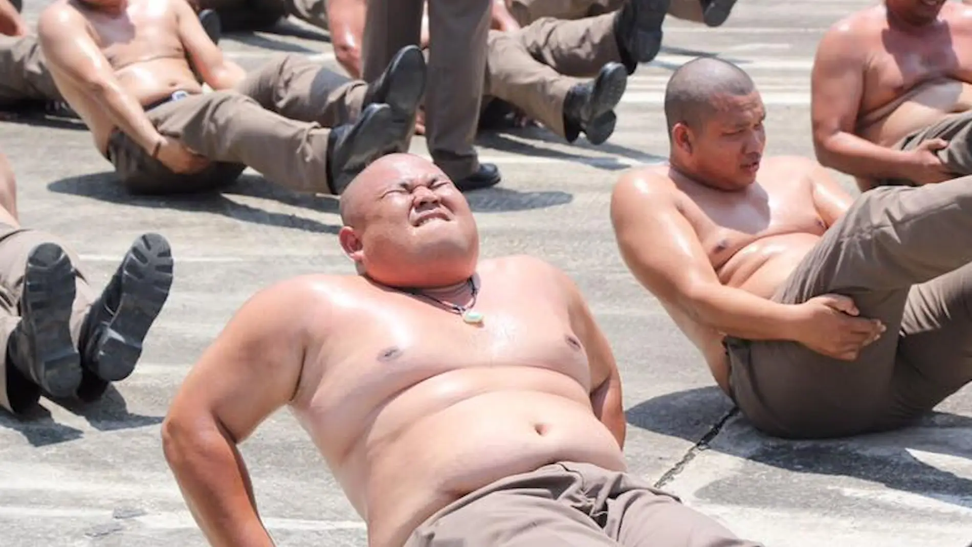 Policías tailandeses gordos