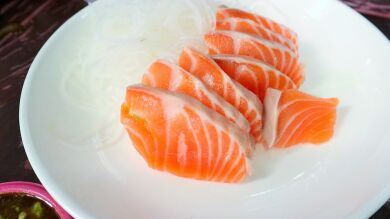 Un artista culinario japones usa sashimi para crear obras de arte comestibles