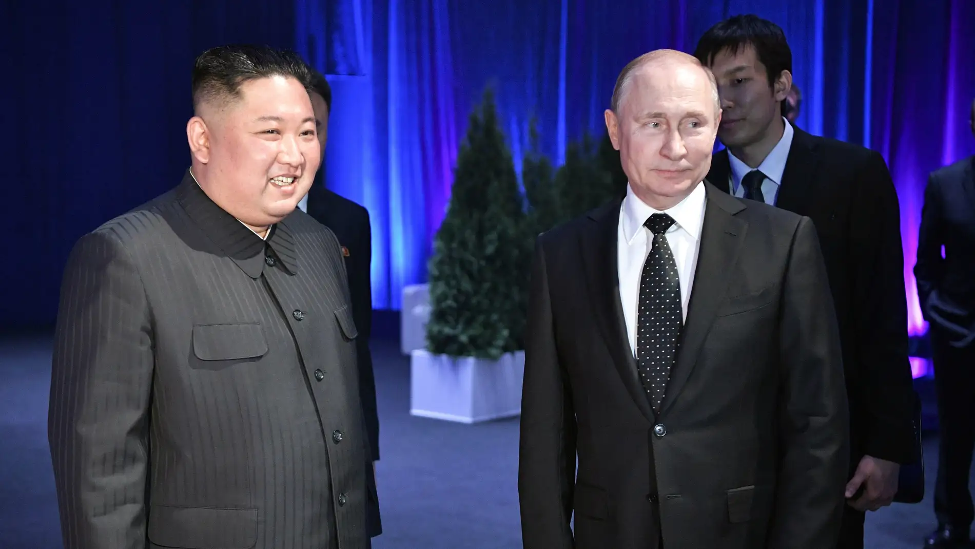 El líder norcoreano, Kim Jong-un, conversa con el presidente ruso, Vladímir Putin