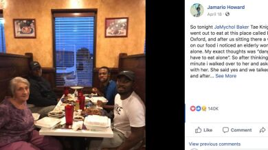 Ven a una mujer cenando sola y la invitan a sentarse con ellos, su triste historia les emocionó