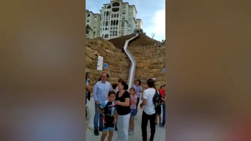 Burlas en redes sociales por el tobogán más largo de España que causa quemaduras