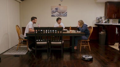 Un youtuber modifica su robot aspirador para que diga tacos cuando se choca 