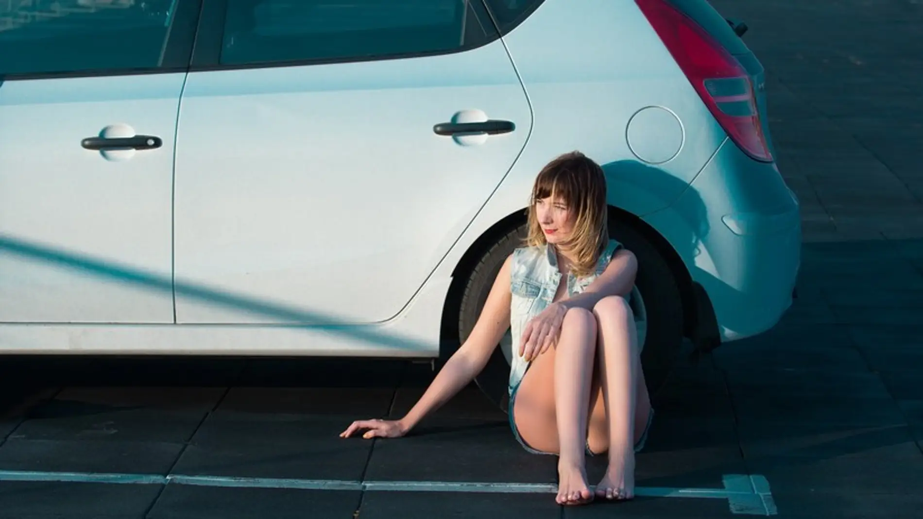 Mujer junto a un coche