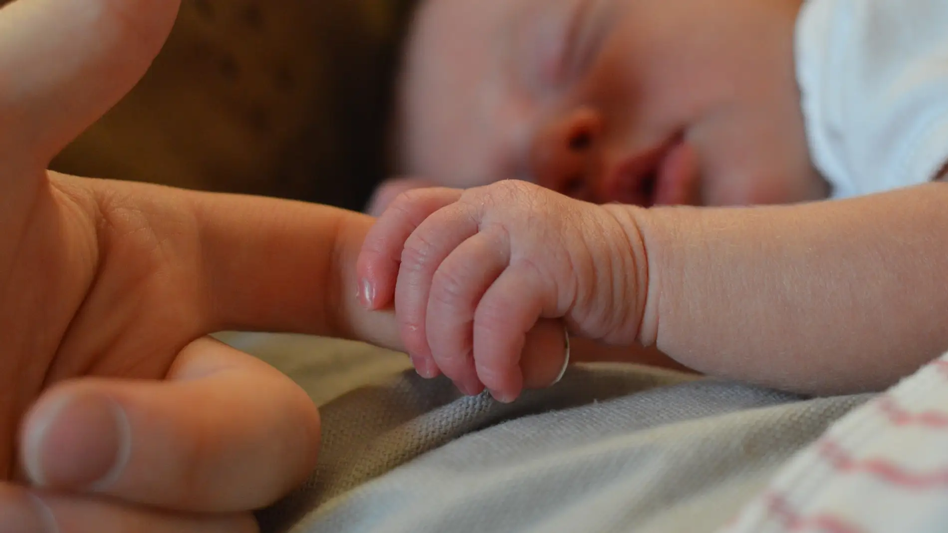 Un bebé con su madre