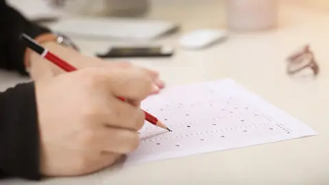 Imagen de archivo de un niño haciendo un examen. Imagen de archivo de un niño haciendo un examen