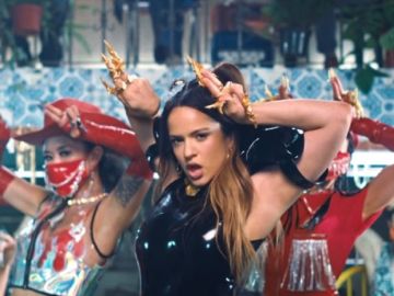 Rosal&iacute;a en su nuevo videoclip 'Aute Cuture'.