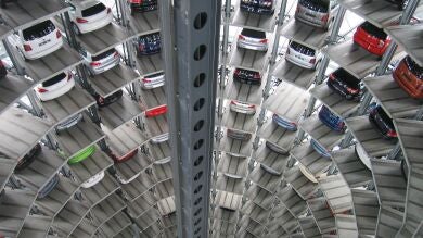 Cuando tu sueldo solo te permite dormir en un parking dentro de tu coche