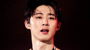 B.I durante el "iKON 2018 Continue Tour" en Seúl en agosto de 2018.