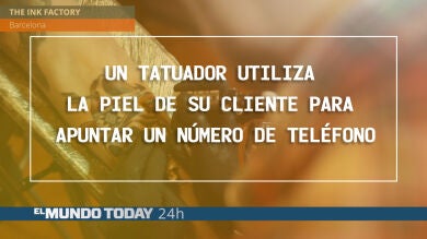 Un tatuador utiliza la piel de su cliente para apuntar un número de teléfono