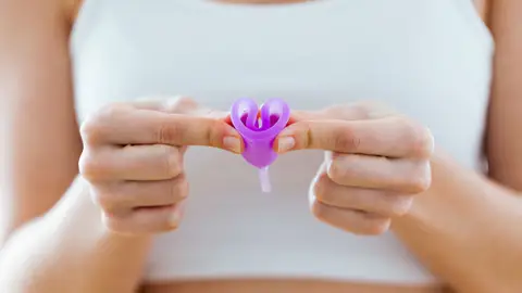 La copa menstrual doblada La copa menstrual doblada