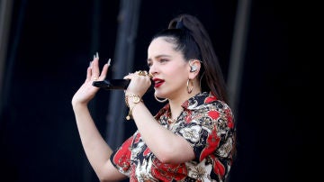 Rosalía durante una de sus actuaciones