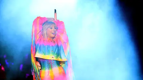 Taylor Swift actúa en el escenario del Dignity Health Sports Park Taylor Swift en una actuación