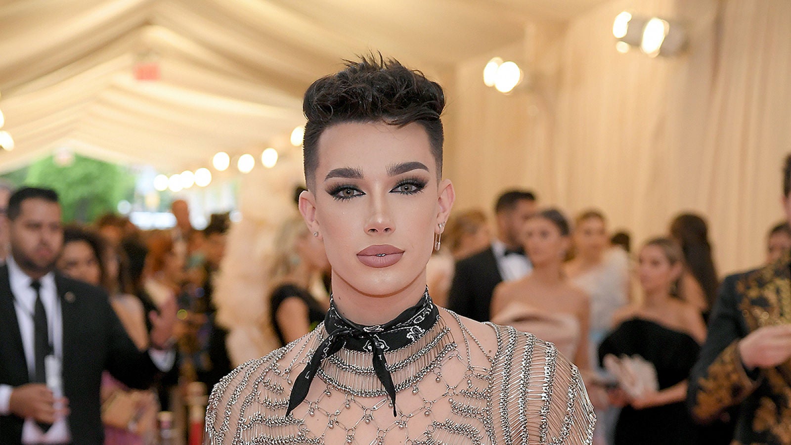 James Charles se burla de los hackers y su venganza se convierte en meme