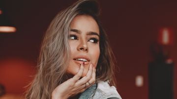 Chica joven posa para una fotografía