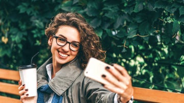 Mujer haciéndose un selfie