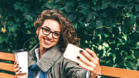 Mujer haciéndose un selfie Flooxer Now