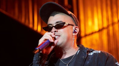 El estrafalario look de de Bad Bunny con el que ha sido pillado votando en las elecciones de Estados Unidos 