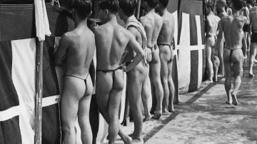 Chicos en tanga