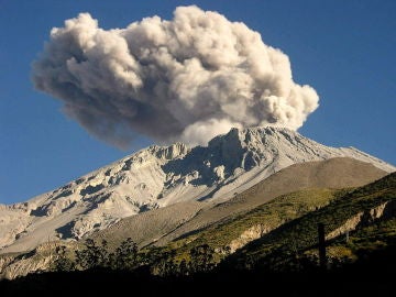 En la imagen, el volcán Ubinas de Perú