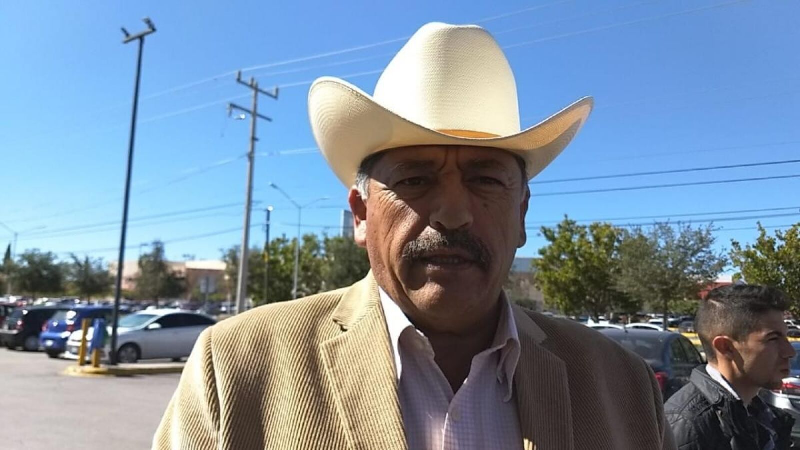 El alcalde que se hizo pasar por un sin techo… y se llevó una sorpresa