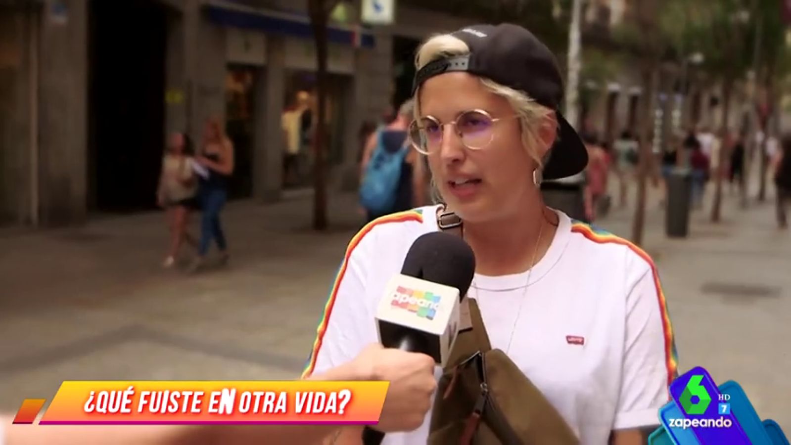 Melo Moreno se cuela en fotos de Paula Gonu, Álex Chiner y Wismichu y (casi) nadie se da cuenta 