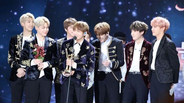 BTS recibiendo un premio Bonsang